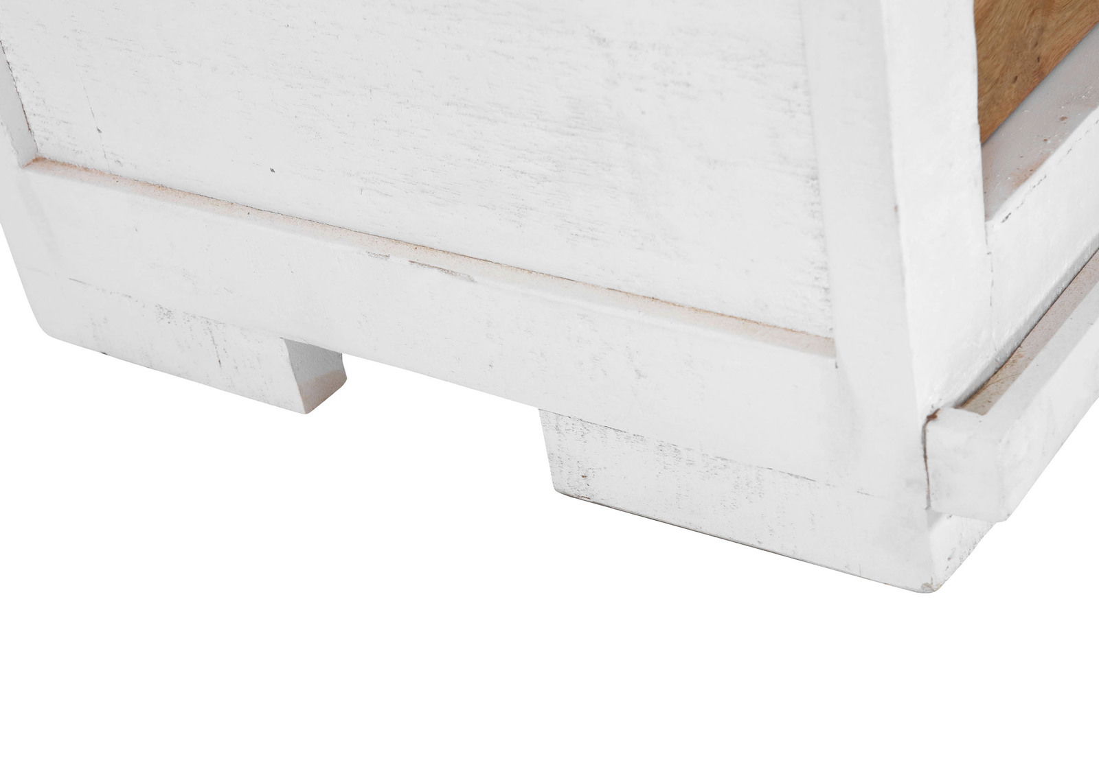 Nahaufnahme der unteren Ecke einer weißen Vitrine mit rustikalem Finish, Perspektive von unten.