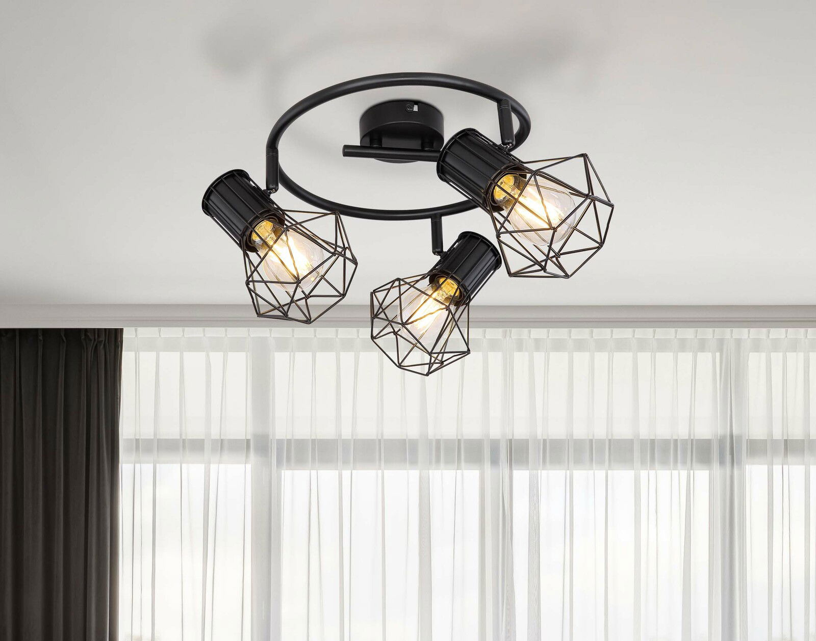 Deckenstrahler aus schwarzem Metall mit drei geometrischen Lampenschirmen, Perspektive von unten