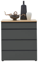 Schubkastenkommode in dunklem Grau mit vier Schubladen, dekoriert mit einer schwarzen Vase, einer weißen strukturierten Vase und einer Schale mit Zweigen, aus der Frontalperspektive.