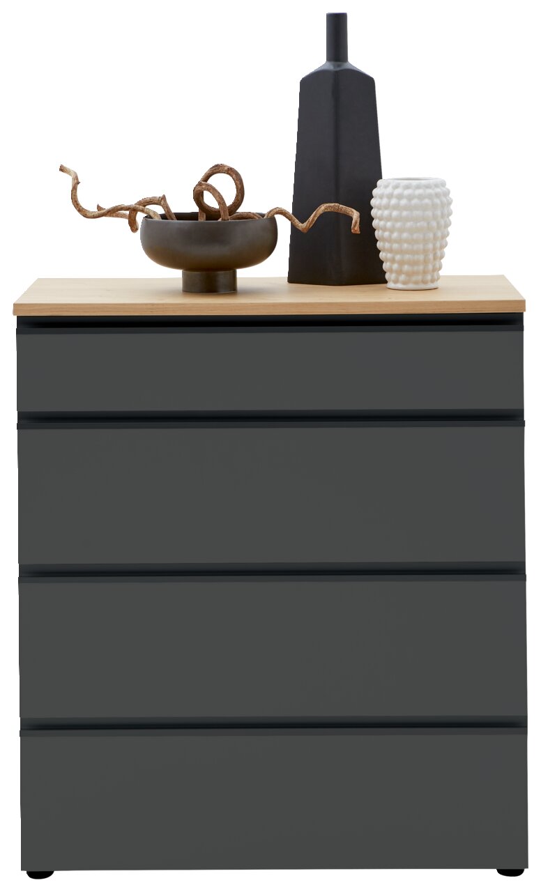 Schubkastenkommode in dunklem Grau mit vier Schubladen, dekoriert mit einer schwarzen Vase, einer weißen strukturierten Vase und einer Schale mit Zweigen, aus der Frontalperspektive.