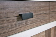 Nahaufnahme eines Sideboards mit Holzmaserung und schwarzem Griff, seitliche Perspektive