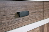 Nahaufnahme eines Sideboards mit Holzmaserung und schwarzem Griff, seitliche Perspektive