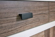 Close-up van een dressoir met houtnerf en een zwarte handgreep, gezien vanaf de zijkant
