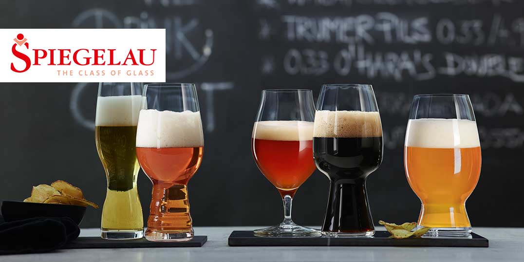 Fünf verschiedene SPIEGELAU Biergläser mit Schaum, gefüllt mit hellem und dunklem Bier