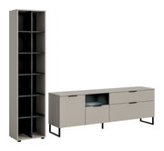 Modernes Möbel-Set in Taupe: hoher offener Regalschrank mit mehreren Fächern und niedriges Sideboard mit Türen, Schubladen und offenem Fach auf schwarzen Metallfüßen, in frontaler leicht schräger Perspektive freigestellt auf weißem Hintergrund.