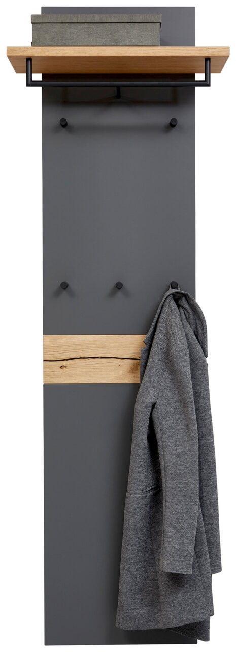 Moderne Wandgarderobe in Anthrazit mit Holzablage, schwarzer Kleiderstange und mehreren Haken, frontal von vorn fotografiert; rechts hängt ein grauer Mantel.