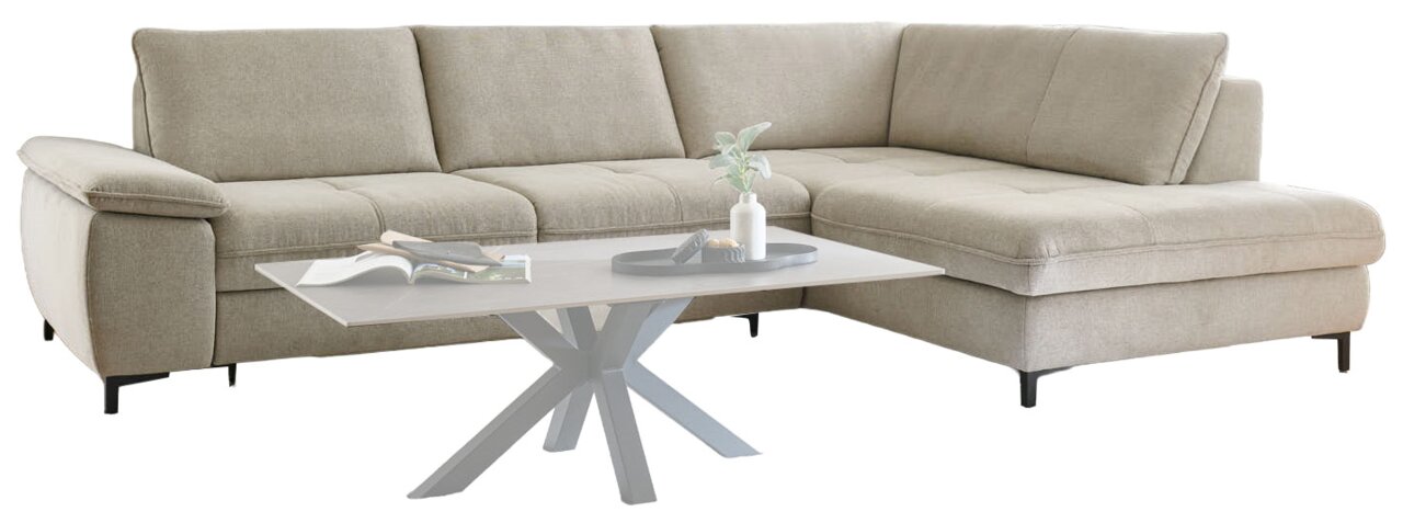 Beige Eckgarnitur mit modernem Couchtisch, seitliche Perspektive
