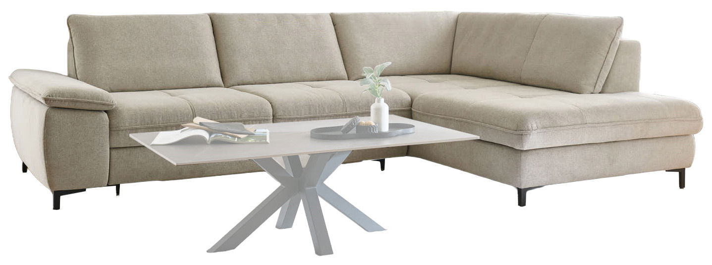 Beige Eckgarnitur mit modernem Couchtisch, seitliche Perspektive