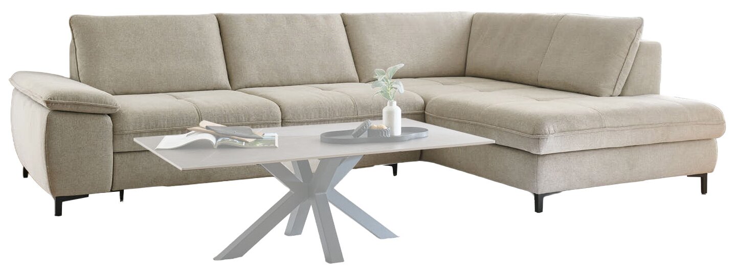 Beige Eckgarnitur mit modernem Couchtisch, seitliche Perspektive
