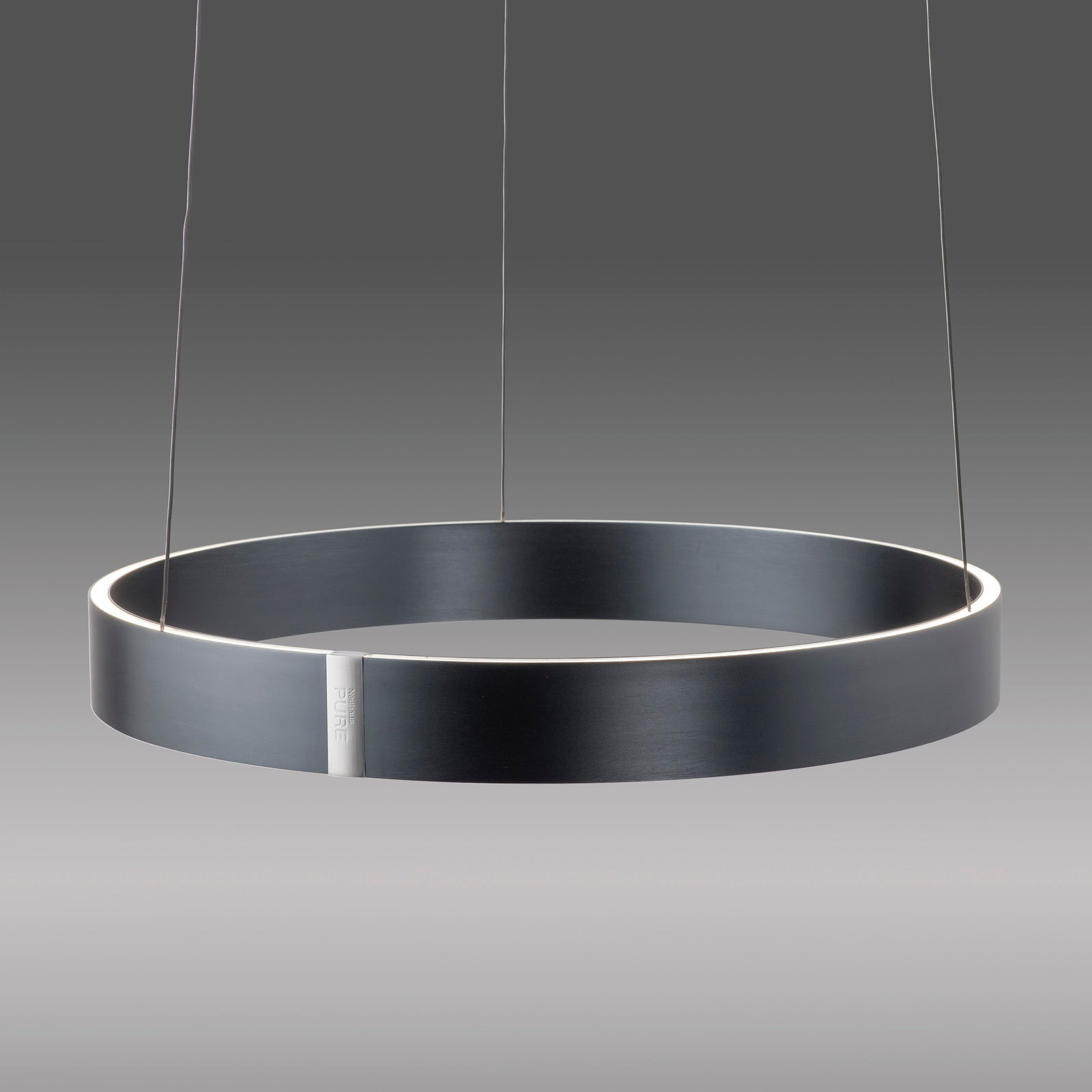 Moderne schwarze Pendelleuchte PURE E-Clipse in Ringform, seitliche Perspektive