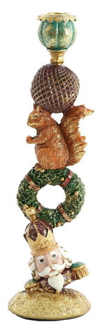 Kerzenständer mit einem verspielten Design: Ein Eichhörnchen sitzt auf einem dekorativen Kranz, darüber eine goldene Kugel und ein grüner Kerzenhalter. Unten ist eine Figur mit Krone zu sehen. Frontalansicht.