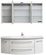 Badkombination bestehend aus einem dreiteiligen Spiegelschrank mit Glaseinlegeböden und einem Waschbeckenunterschrank mit Schubladen, frontal betrachtet.