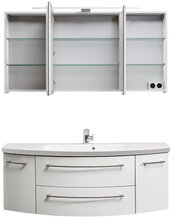 Badkombination bestehend aus einem dreiteiligen Spiegelschrank mit Glaseinlegeböden und einem Waschbeckenunterschrank mit Schubladen, frontal betrachtet.