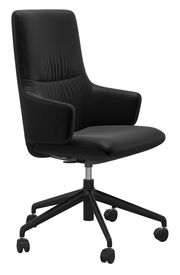 Schwarzer Drehstuhl mit hoher Rückenlehne und Armlehnen, seitliche Perspektive