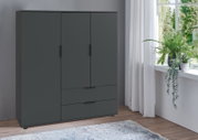 Modernes, dunkelgraues Highboard mit drei Türen und zwei Schubladen, seitliche Perspektive, neben einem Fenster mit Pflanzen.