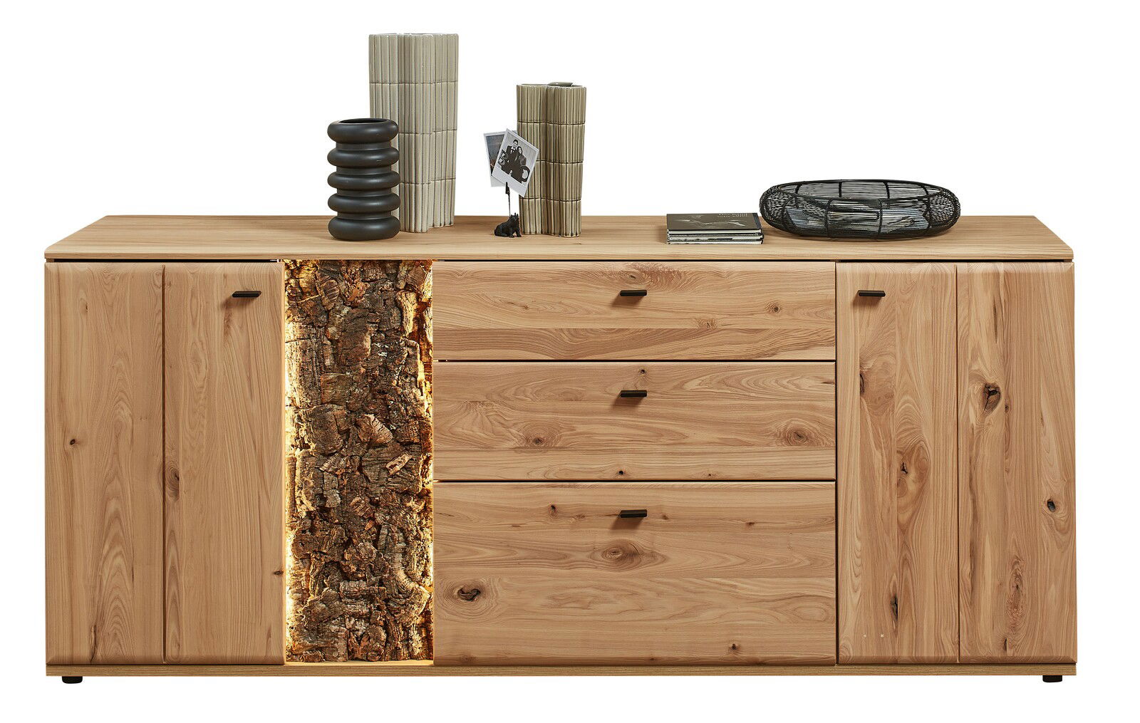 Frontansicht eines modernen Sideboards aus Holz mit dekorativer Baumrindenverkleidung und mehreren Schubladen und Türen.