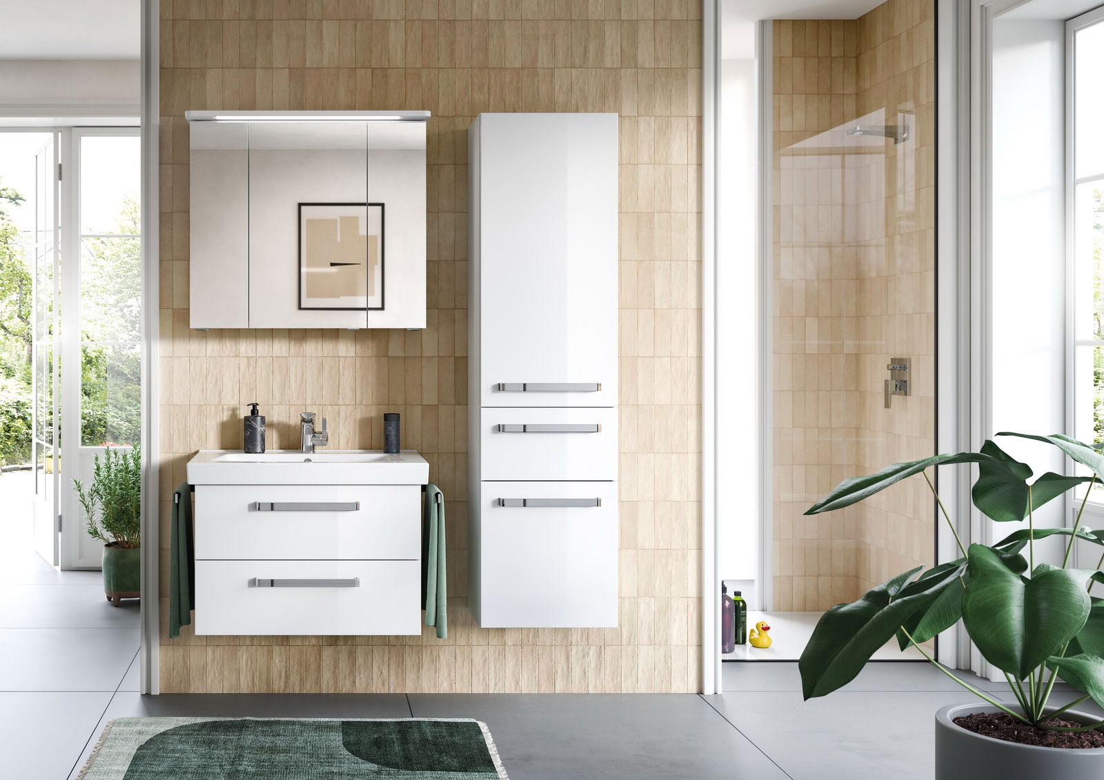 Moderne Badkombination mit weißem Waschtisch, Spiegelschrank und hohem Schrank, frontal betrachtet.