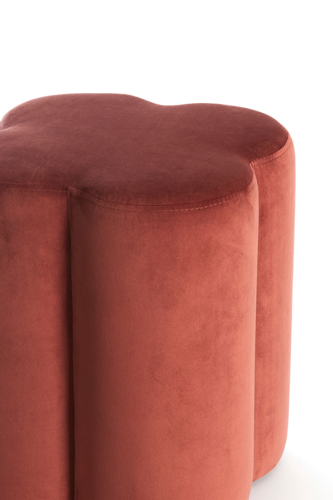 Roter Sitzpuff in Blumenform, seitliche Perspektive