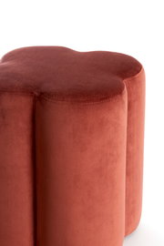 Roter Sitzpuff in Blumenform, seitliche Perspektive
