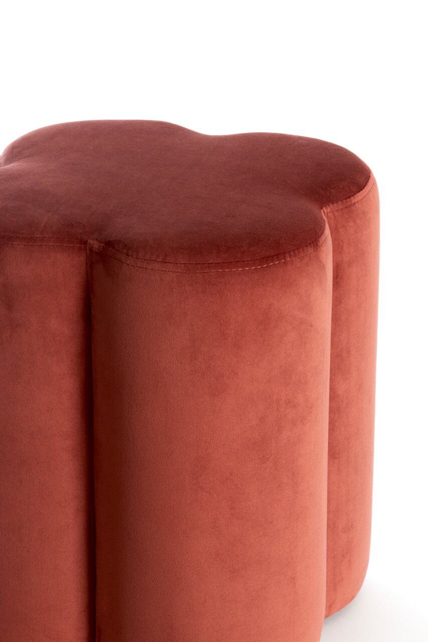 Roter Sitzpuff in Blumenform, seitliche Perspektive