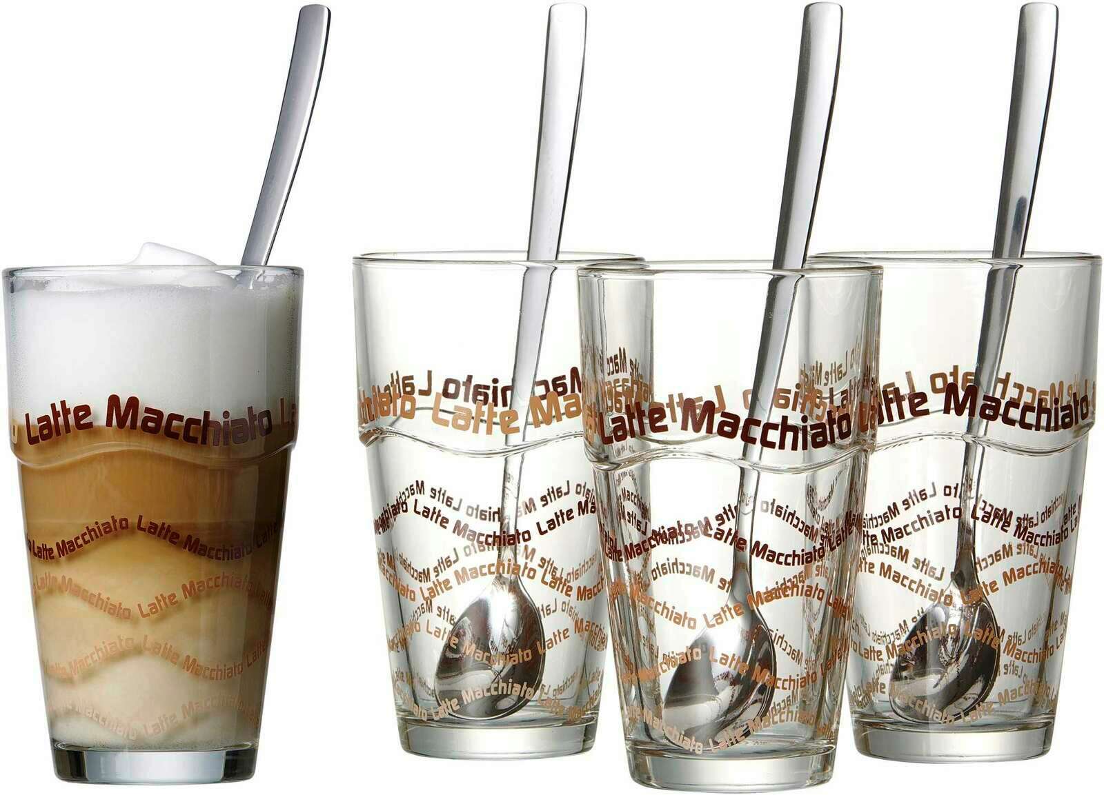 Set aus vier Latte-Macchiato-Gläsern mit Löffeln, eines gefüllt mit Schaum und Kaffee, seitliche Perspektive