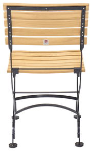 Rückansicht eines klappbaren Gartenstuhls mit Holzlatten und Metallrahmen.