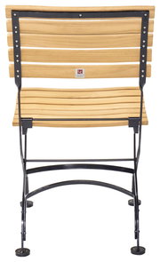 Rückansicht eines klappbaren Gartenstuhls mit Holzlatten und Metallrahmen.