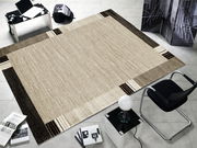 Moderner Teppich in Beige- und Brauntönen mit geometrischem Muster, in einem stilvollen Raum mit Möbeln und Dekorationen aus der Vogelperspektive fotografiert.