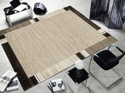 Moderner Teppich in Beige- und Brauntönen mit geometrischem Muster, in einem stilvollen Raum mit Möbeln und Dekorationen aus der Vogelperspektive fotografiert.