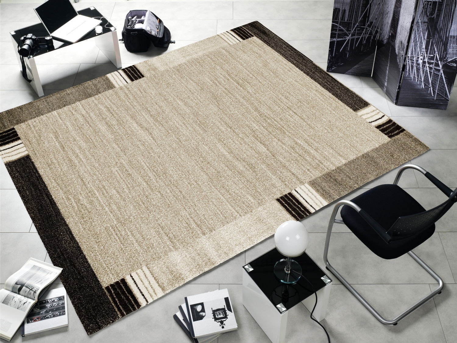 Moderner Teppich in Beige- und Brauntönen mit geometrischem Muster, in einem stilvollen Raum mit Möbeln und Dekorationen aus der Vogelperspektive fotografiert.