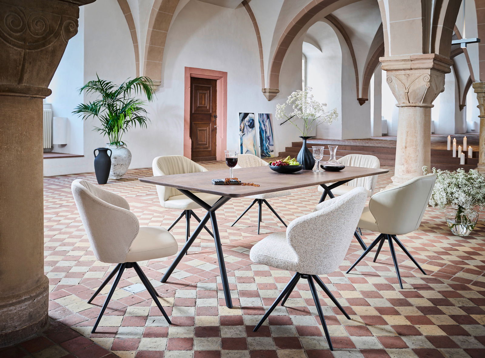 Moderner Esstisch mit sechs Stühlen in einem eleganten Raum mit Gewölbedecke, seitliche Perspektive