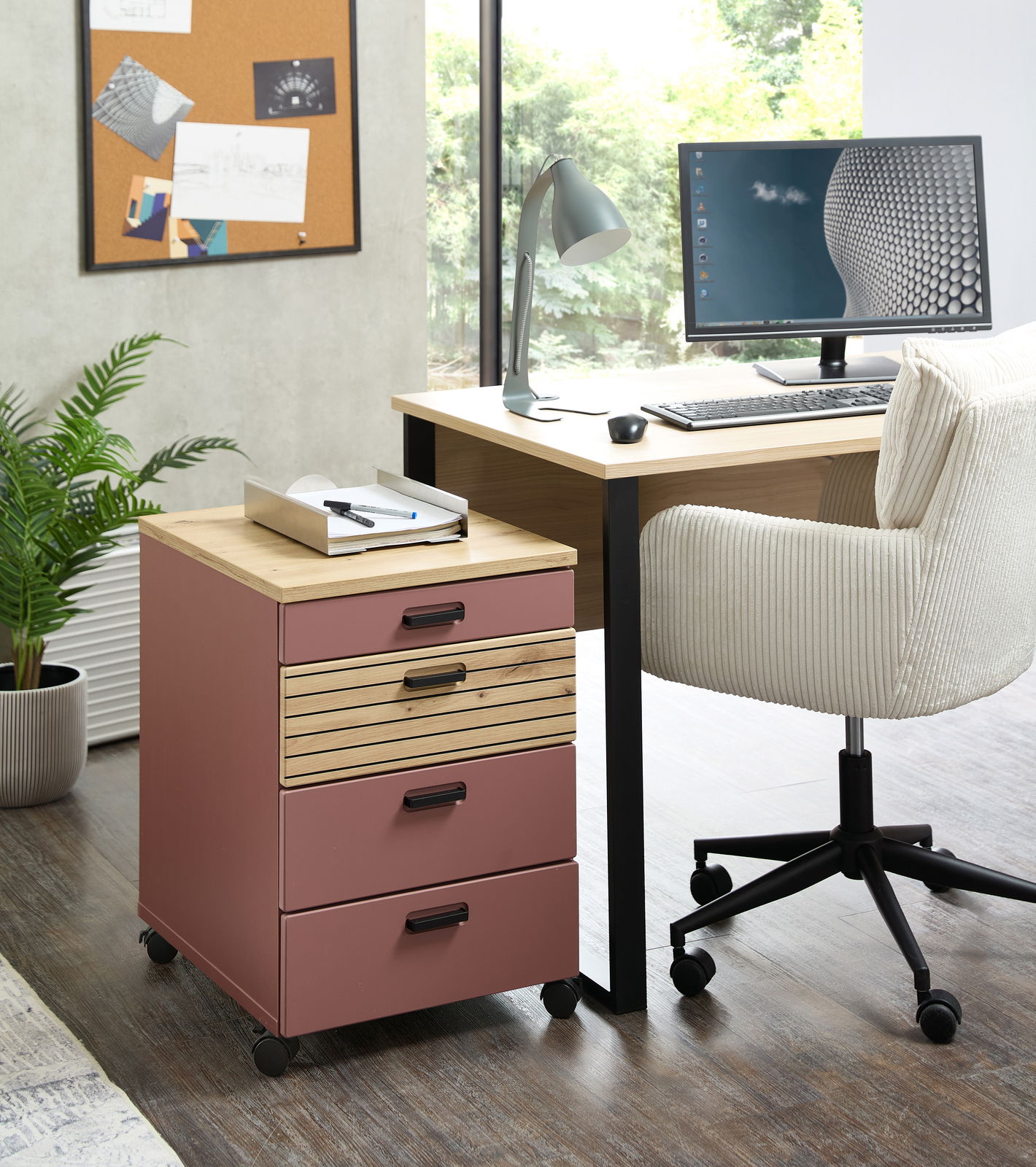 Rollcontainer mit drei Schubladen in einem modernen Büro, seitliche Perspektive