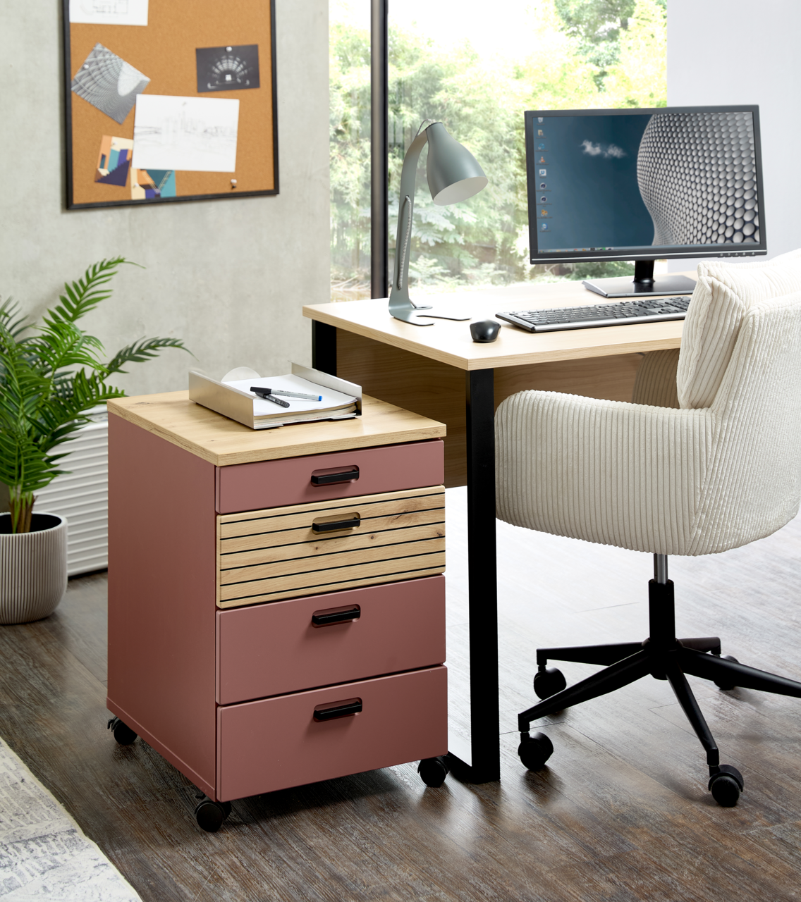 Rollcontainer mit drei Schubladen in einem modernen Büro, seitliche Perspektive