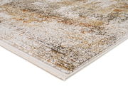 Designer Teppich mit abstraktem Muster in Erdtönen, perspektivisch von der Ecke aufgenommen