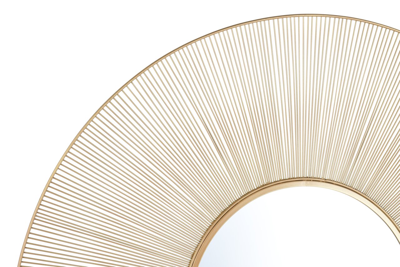 Nahaufnahme eines runden Spiegels mit einem dekorativen, goldenen Rahmen aus feinen Streben, perspektivisch von der Seite aufgenommen.