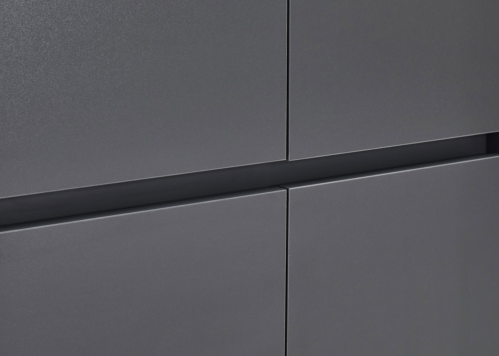 Nahaufnahme eines grauen XXL-Schuh- und Mehrzweckschranks mit glatter Oberfläche und moderner Linienführung.