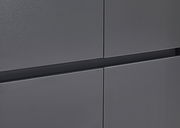 Nahaufnahme eines grauen XXL-Schuh- und Mehrzweckschranks mit glatter Oberfläche und moderner Linienführung.