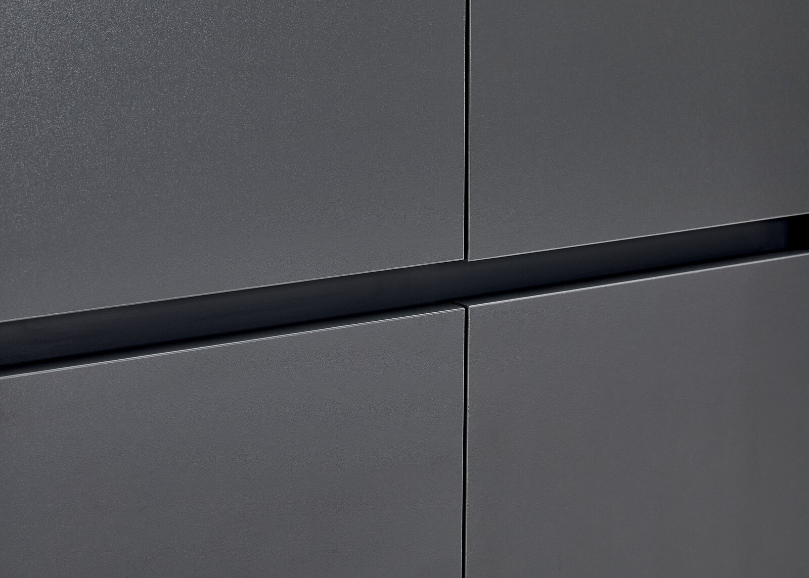 Nahaufnahme eines grauen XXL-Schuh- und Mehrzweckschranks mit glatter Oberfläche und moderner Linienführung.