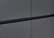 Nahaufnahme eines grauen XXL-Schuh- und Mehrzweckschranks mit glatter Oberfläche und moderner Linienführung.