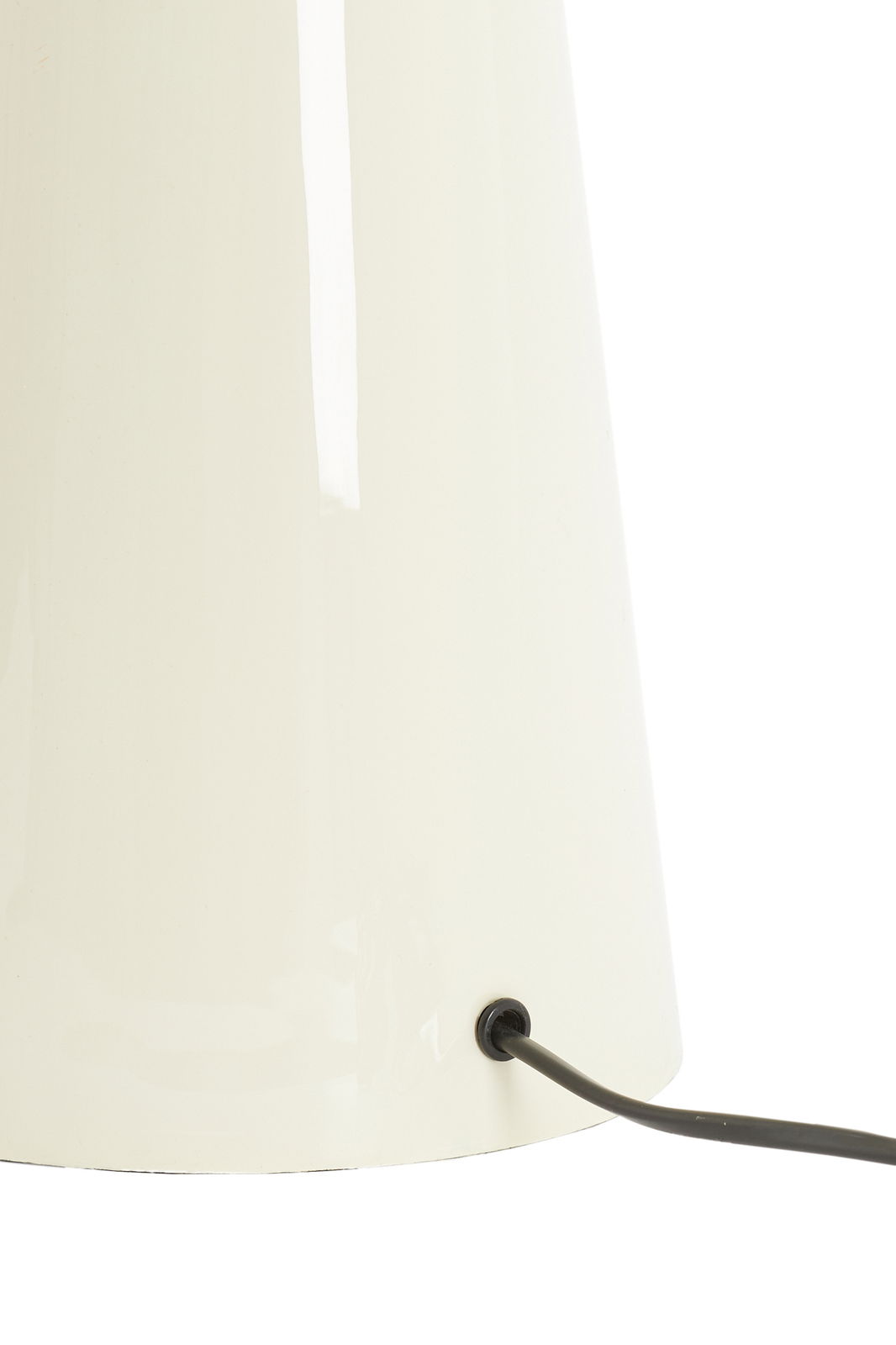 Nahaufnahme eines weißen Lampenfußes mit schwarzem Kabel, seitliche Perspektive