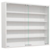 Weißer Wandvitrinenschrank mit Glas-Schiebetüren und mehreren Ablageböden, schräg von vorne in leichter Seitenansicht fotografiert.