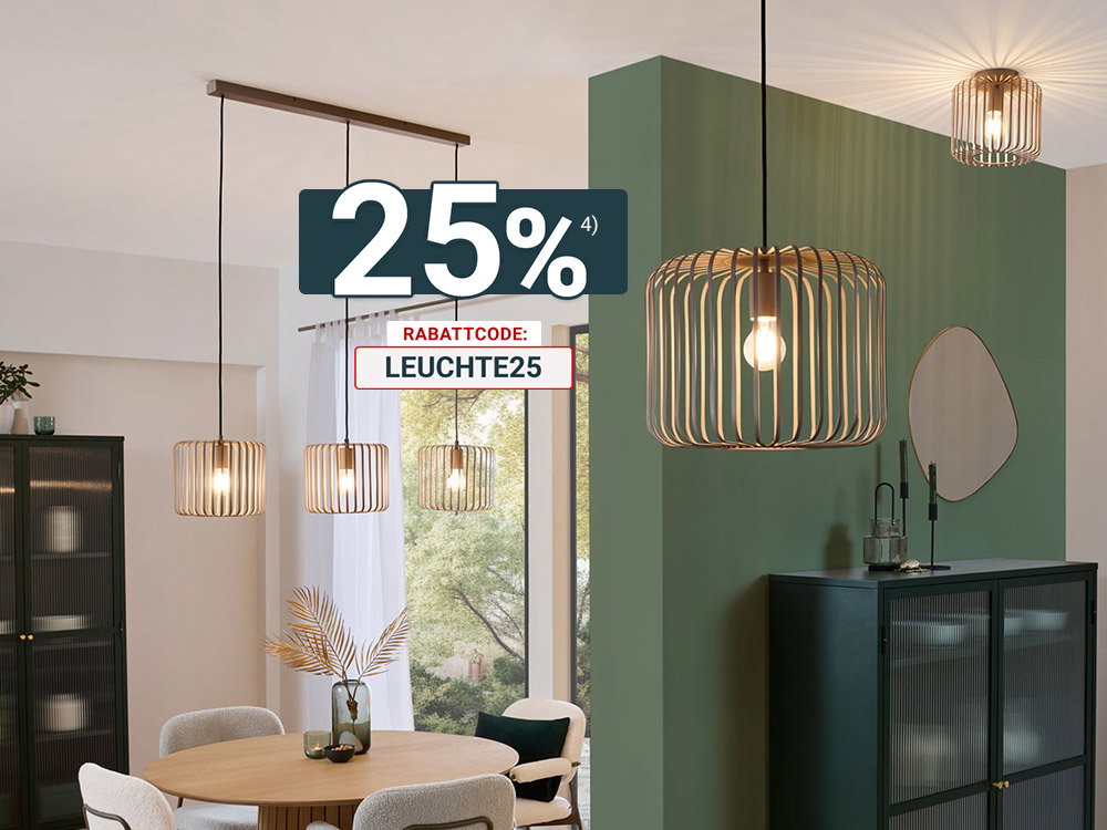 Moderne Esszimmerleuchten aus Holz über rundem Esstisch in hellem Wohnraum mit grüner Akzentwand.