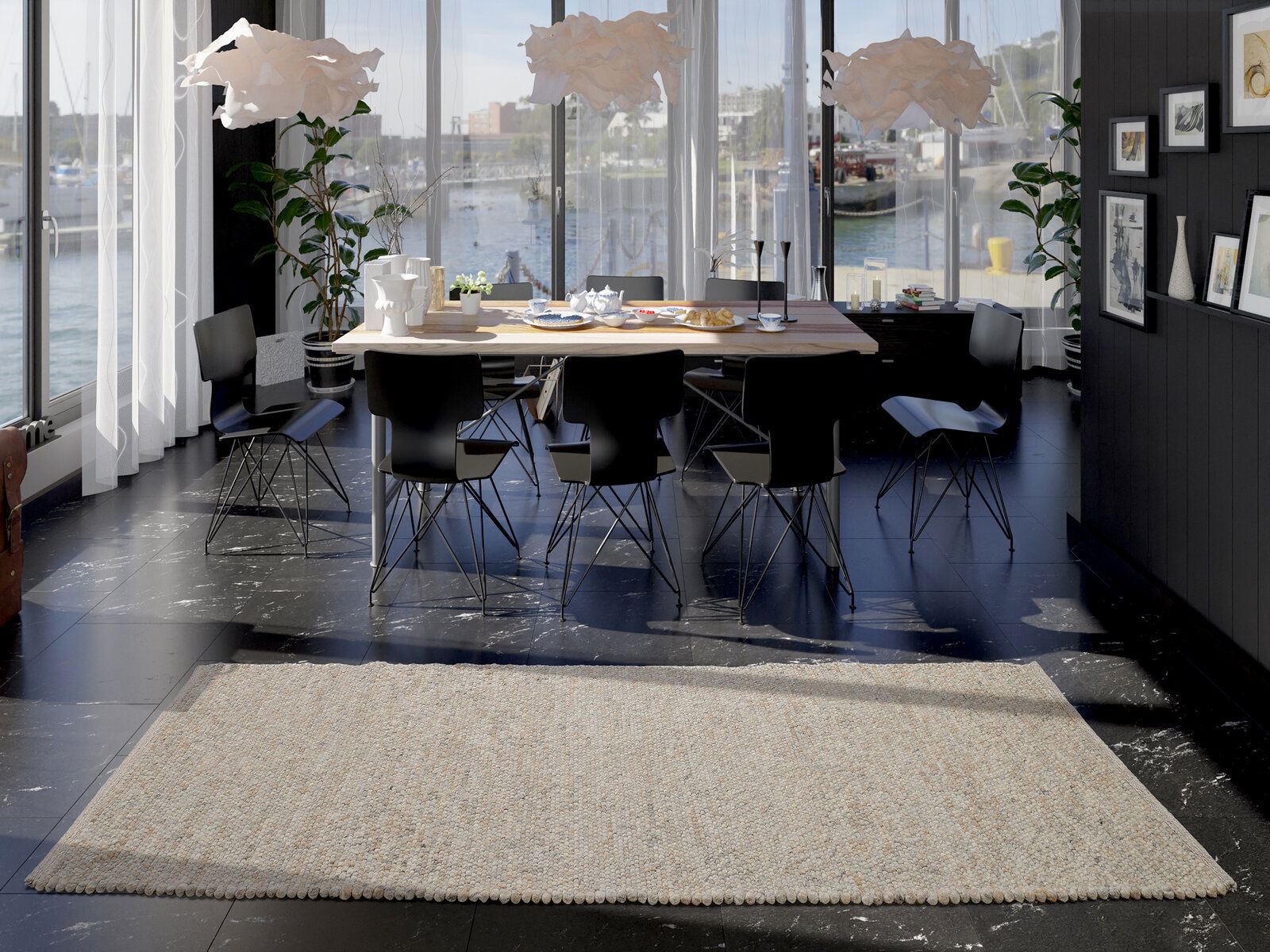 Handgewebter Teppich in einem modernen Esszimmer mit Blick auf den Hafen, aus der Perspektive des Raumes fotografiert.