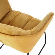 Nahaufnahme eines gelben Armlehnstuhls mit weichem Stoffbezug und schwarzen Metallbeinen, seitliche Perspektive