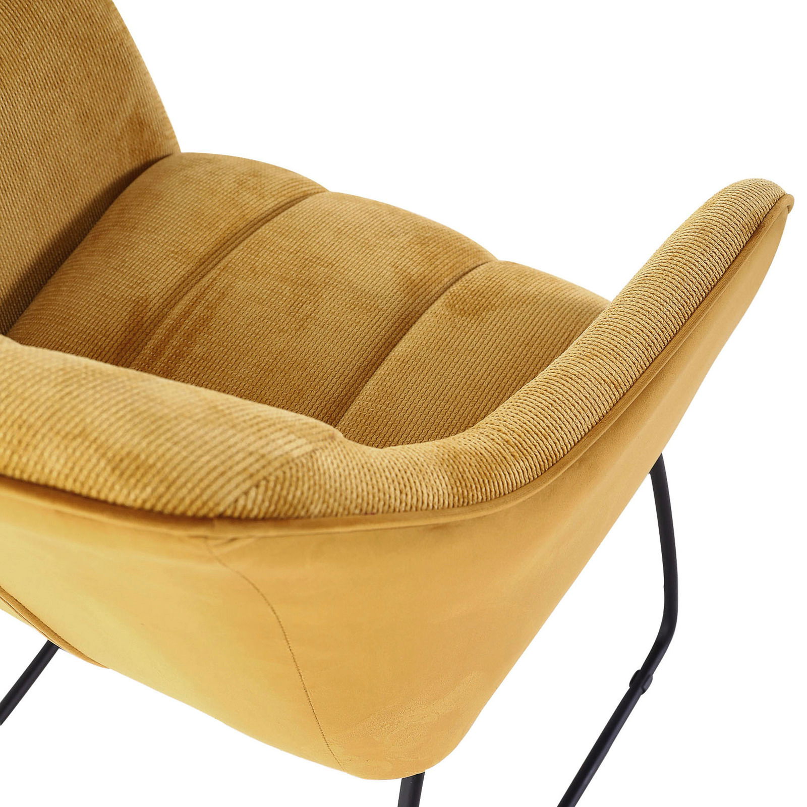 Nahaufnahme eines gelben Armlehnstuhls mit weichem Stoffbezug und schwarzen Metallbeinen, seitliche Perspektive