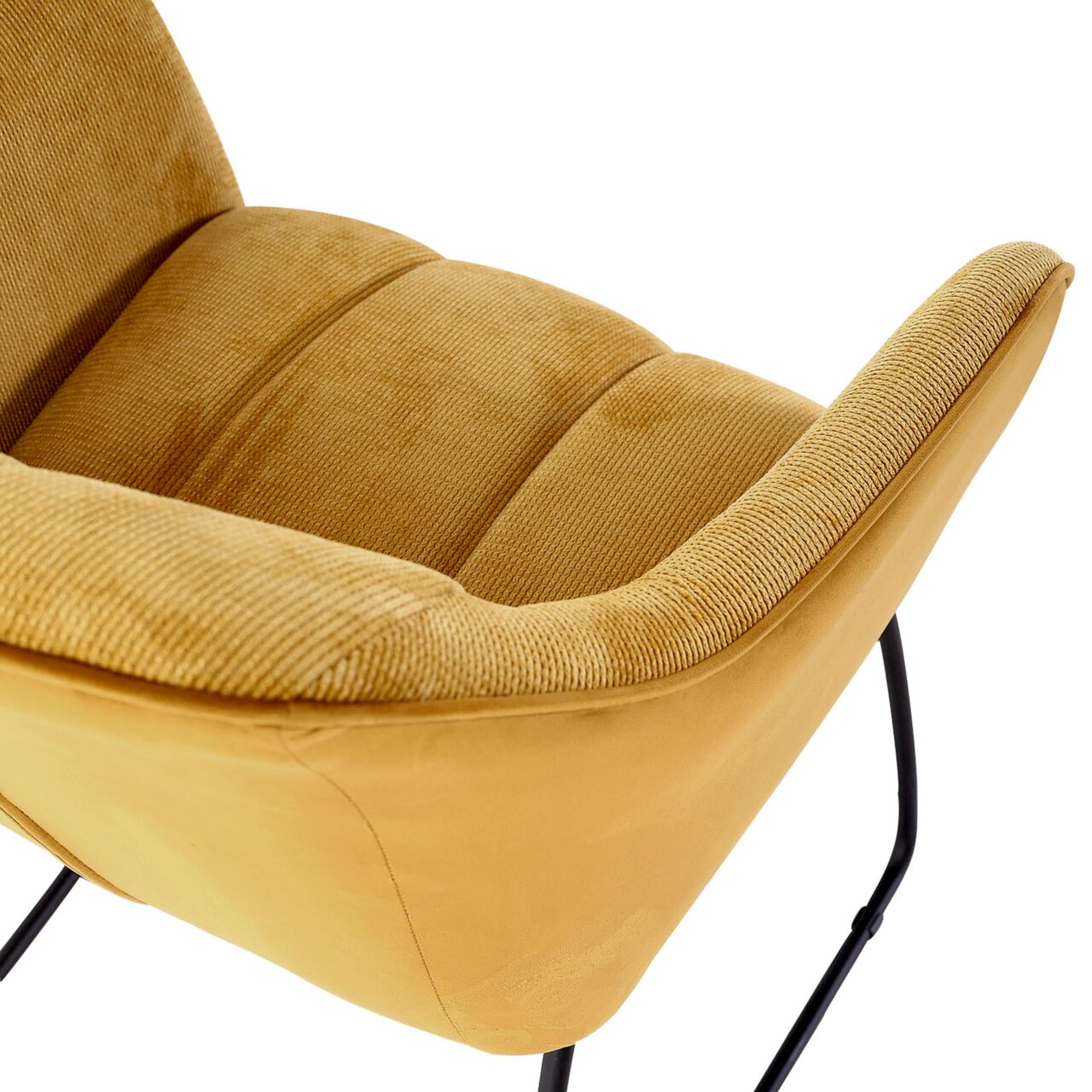 Nahaufnahme eines gelben Armlehnstuhls mit weichem Stoffbezug und schwarzen Metallbeinen, seitliche Perspektive