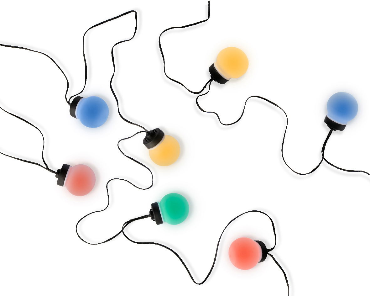 Bunte Lichterkette mit runden, farbigen Glühbirnen aus der Vogelperspektive