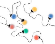 Bunte Lichterkette mit runden, farbigen Glühbirnen aus der Vogelperspektive