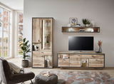 Moderne Wandkombination aus Holz in einem Wohnzimmer, bestehend aus einem hohen Schrank mit Glastüren, einem TV-Schrank und einem Wandregal, seitliche Perspektive.