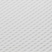 Nahaufnahme eines weißen, strukturierten Matratzentoppers in diagonaler Perspektive.